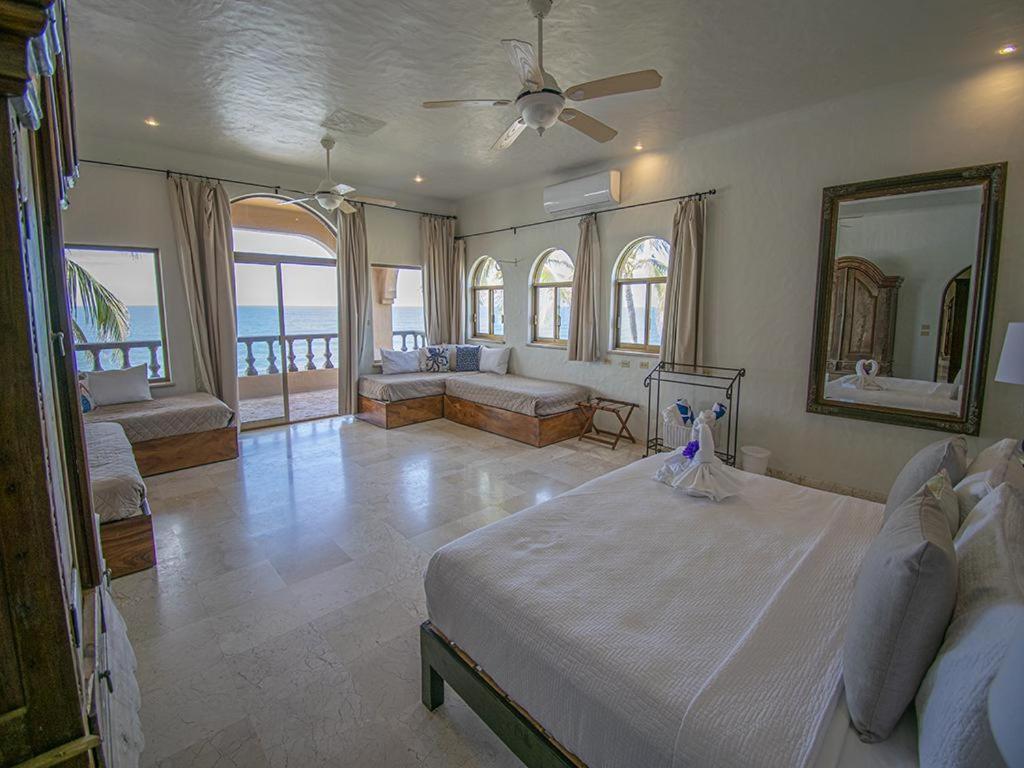 Beachfront Delfin Estate With Pool Sleeps 43 Mazatlán Exterior foto